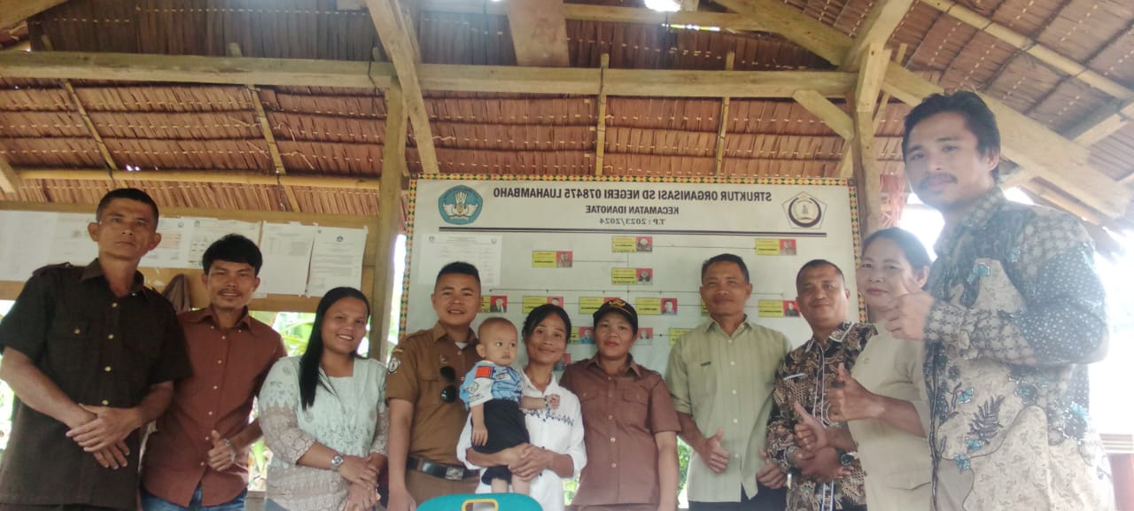 Foto bersama Ibu Kepala Sekolah, dan Para Guru